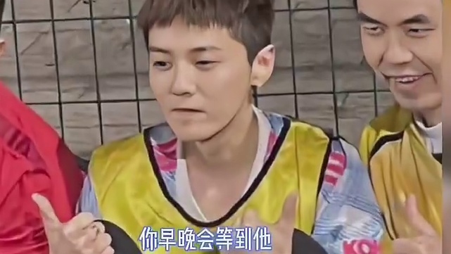 鹿晗又被偶遇在球场踢足球啦，羡慕偶遇到小鹿的球员，现在开始学足球还来得及嘛！