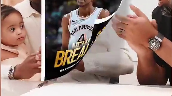 “小狐狸”福克斯正式与马刺以4年2。29亿美元的顶薪合同完成续约， 据说这是所有NBA球员里仅次于库里的第二大合同！