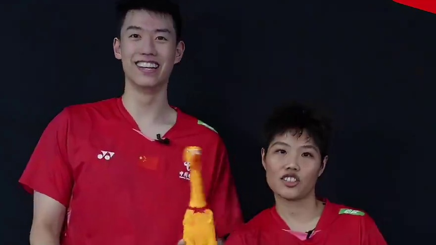 颠球挑战！拿着指定道具的凤凰组合挑战结果如何？一起来看！