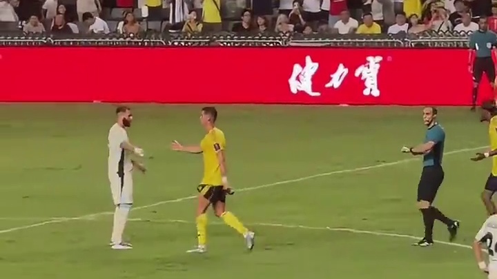 C罗第90分钟被换下时，转身向球迷鼓掌致意