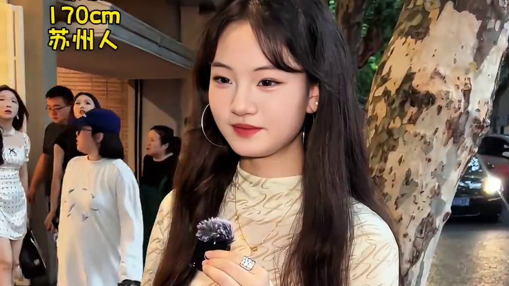 抽象搞笑女  上头的表现是“傻笑”