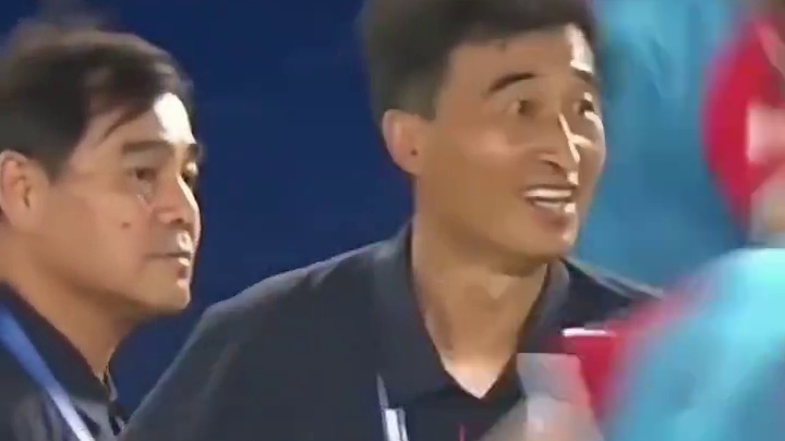 常州队主教练！哈哈哈！谁会唇语的！#足球