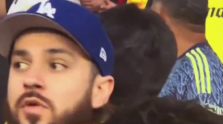 女友被打出鼻血小哥选择继续看球#足球