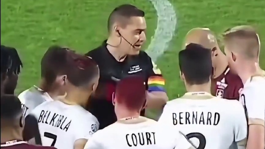 用最后一张红牌“罚下”了自己#足球