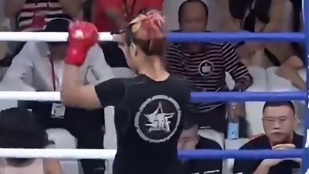 外国女将输了比赛不服气现场耍横，推搡中国女将，最后28秒被降服