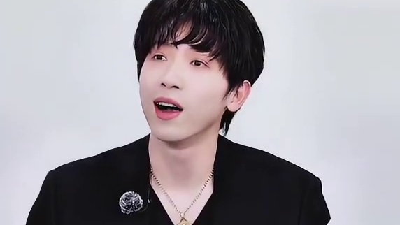 孟子义和经纪人穿同尺寸的衣服