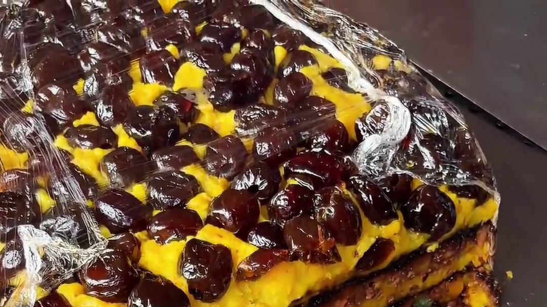 开封街头的黄米切糕，五元一块，香甜软糯一口爱上！