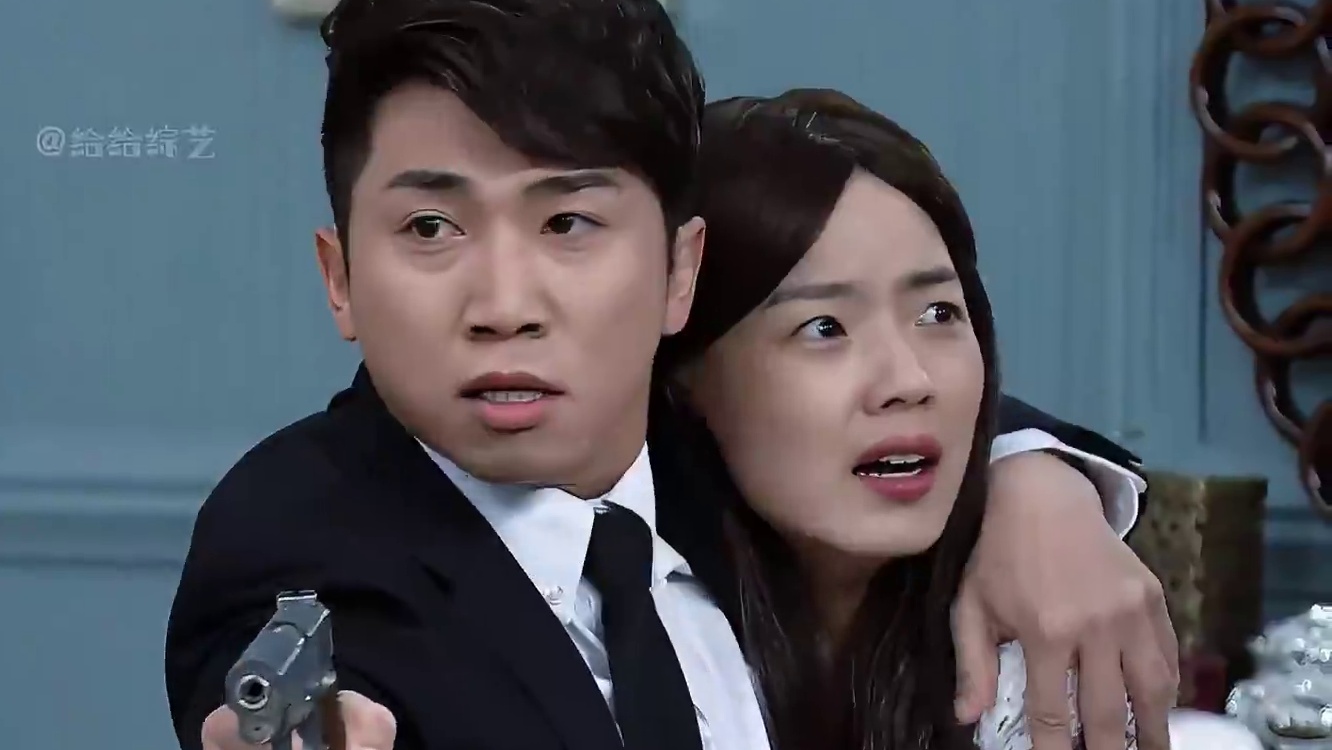 搞笑保镖被女杀手征服，长这么好看，做错事也一定是被冤枉的 #拯救不开心 #韩综 #搞笑 #看一遍笑一