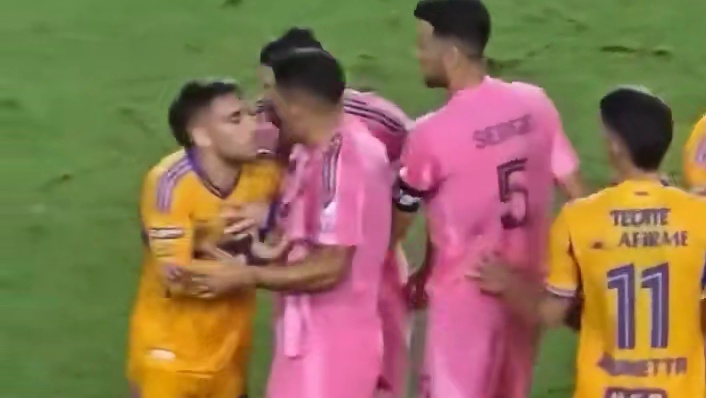 上半场结束德保罗与戈里亚兰发生争执#足球