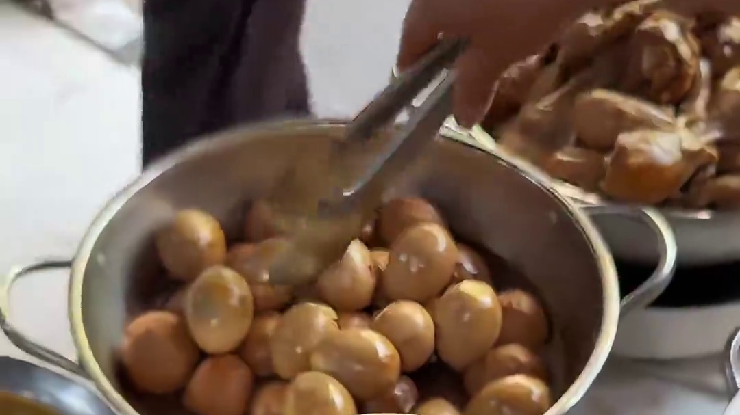 郑州街头的剁椒鸡腿饭！10块一份！阿姨加料是真不手抖！