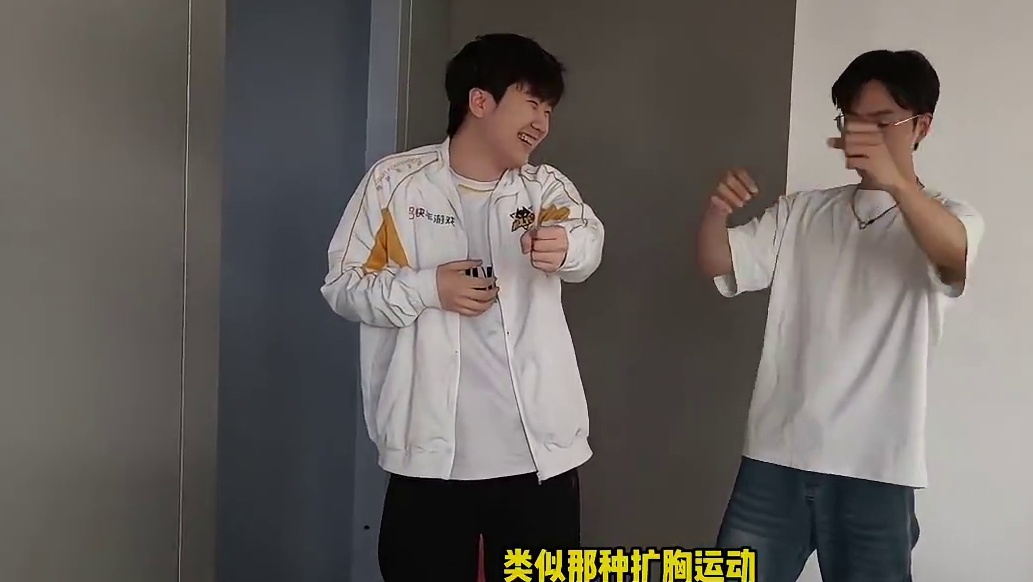 《狼崽出没-星奇摇的教与学》
关于星奇摇的三两事，终究是难为了新安装的四肢o(TヘTo)
#狼队 #