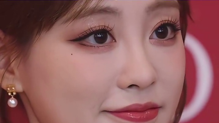 本来还纳闷女明星为什么都是逆生长的，但直到看到祝绪丹的直拍，才终于知道美颜的伟大！