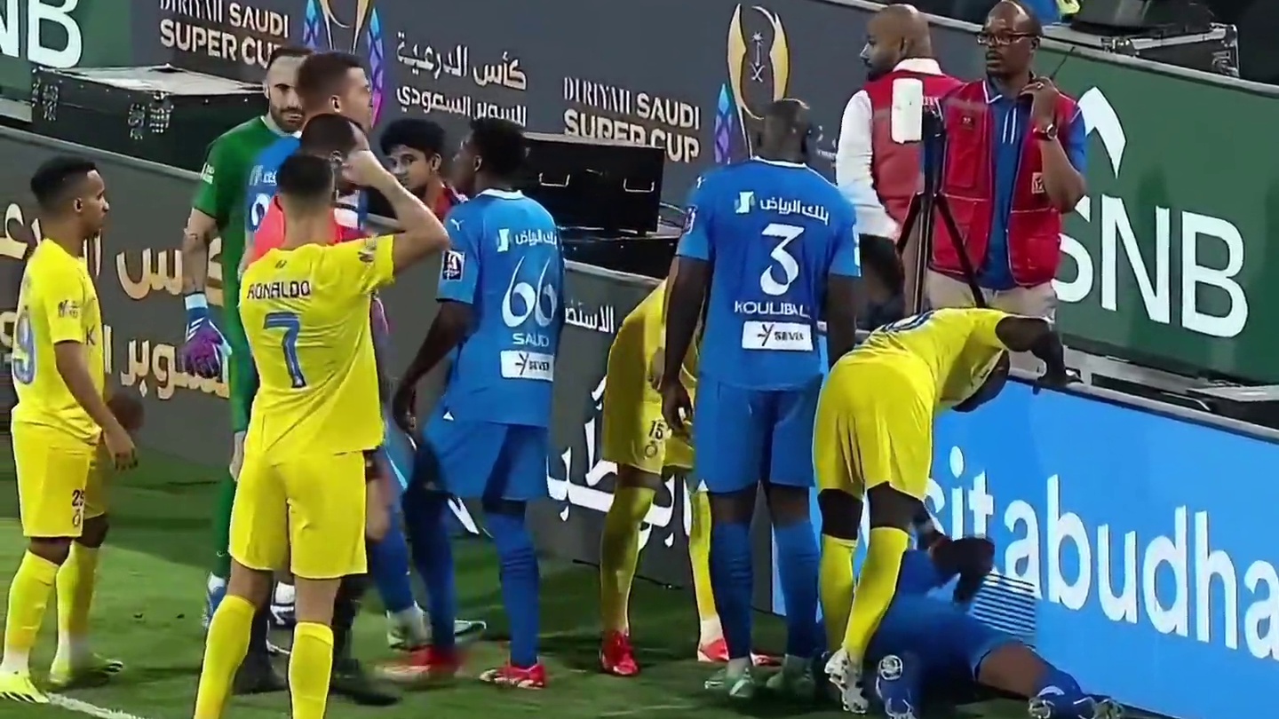 C罗肘击对手朝着裁判挥拳背后的细节