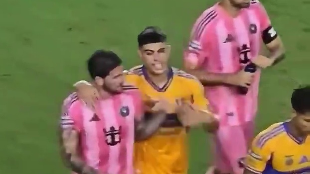 上半场结束德保罗与戈里亚兰发生争执#足球