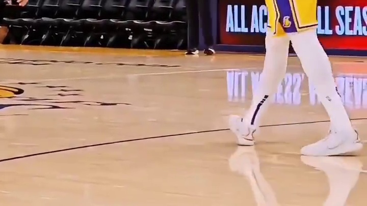 首节比赛勇士的球员根本不需要包夹詹姆斯