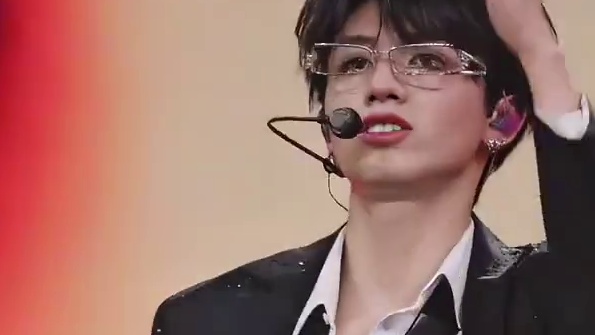 朱志鑫私生藏在窗帘后