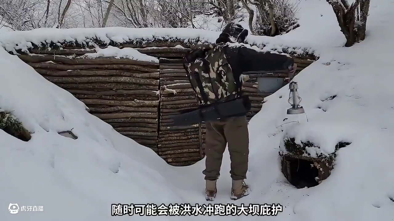 男人在零下二十多度的天气，竟然用保鲜膜搭建了一个庇护所