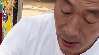 開封街頭一家開了十幾年的叫花雞，40一個，雞肉軟爛脫骨真的香