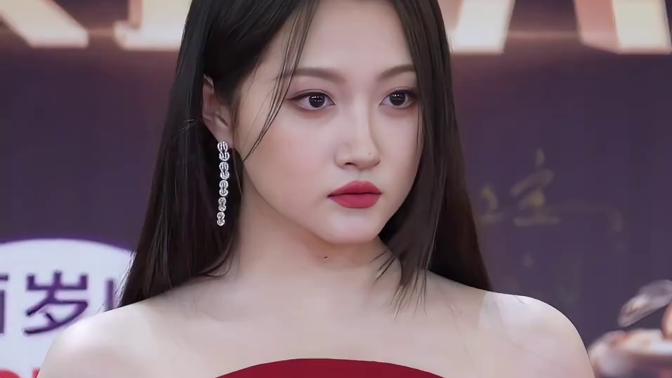 关晓彤还会故意选那种大妈类型的礼服穿