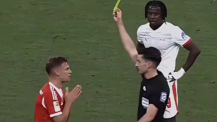 我方队友紧急撤回一个开团