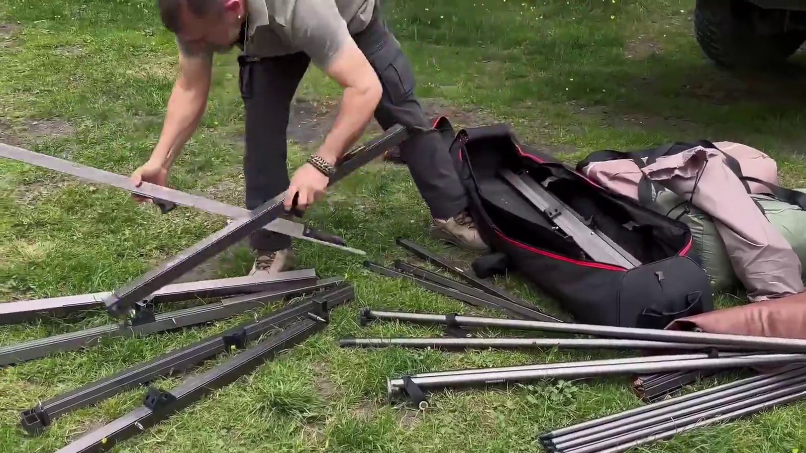 第1集：夫妻俩在湖边露营，遇到暴雨天气，搭建双层帐篷户外生活