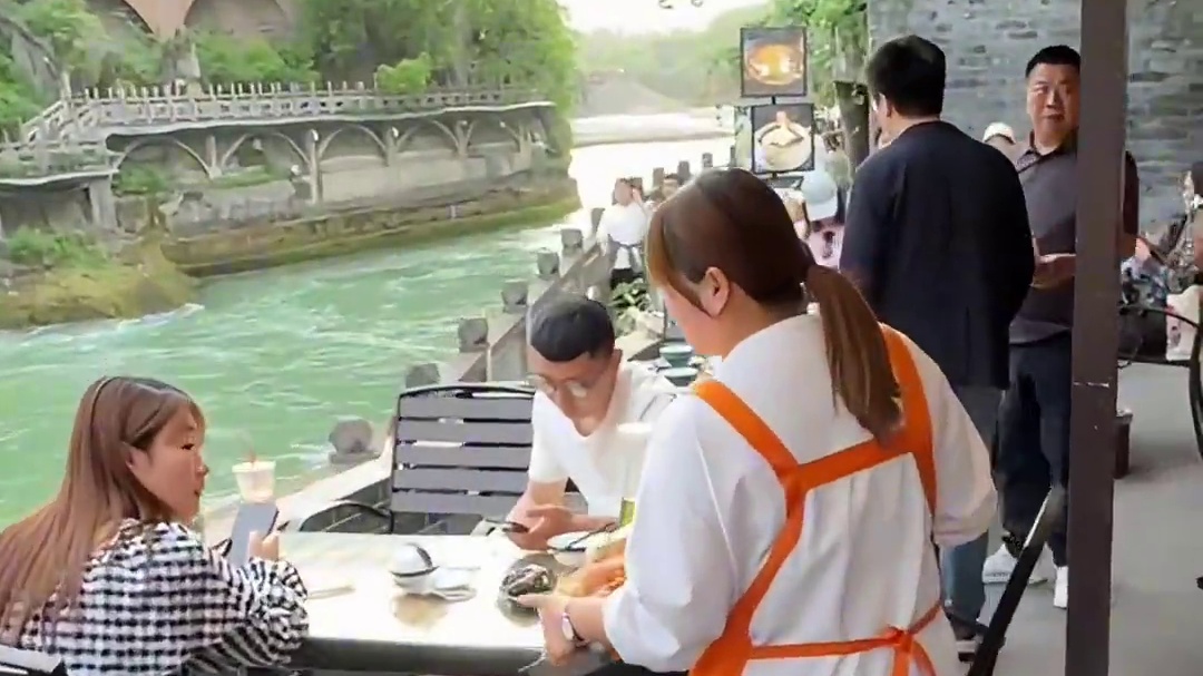 都江堰吃鱼喝茶看蓝眼泪