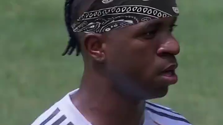 维尼修斯这个造型我简直看懵了！#足球