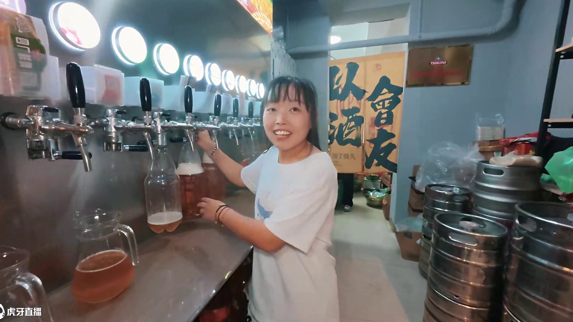 喷香哥带着烤串回老家，跟父母在院子里边吃边聊，父子对饮到深夜