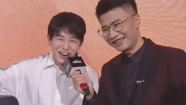 这大概就是所谓的“塑料兄弟情”吧！