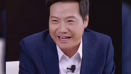 雷总用的是自己签名定制版手机，哈哈哈哈