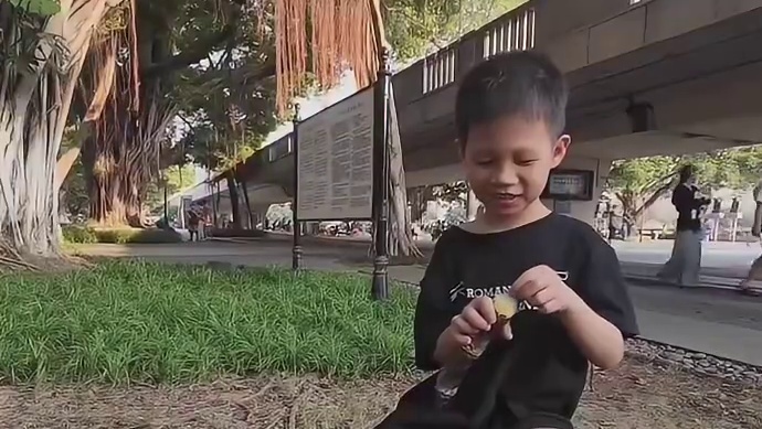 好在 男孩等到了心软的神降临了  他不必再眼巴巴羡慕他人了 那些童年被夺走的亲情与欢乐 终将以另一种幸福模样 重回他的身旁
