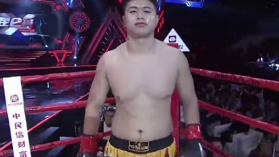 美国拳王挑战我国大级别希望之星，修鹏程连续击倒对手两次将其KO