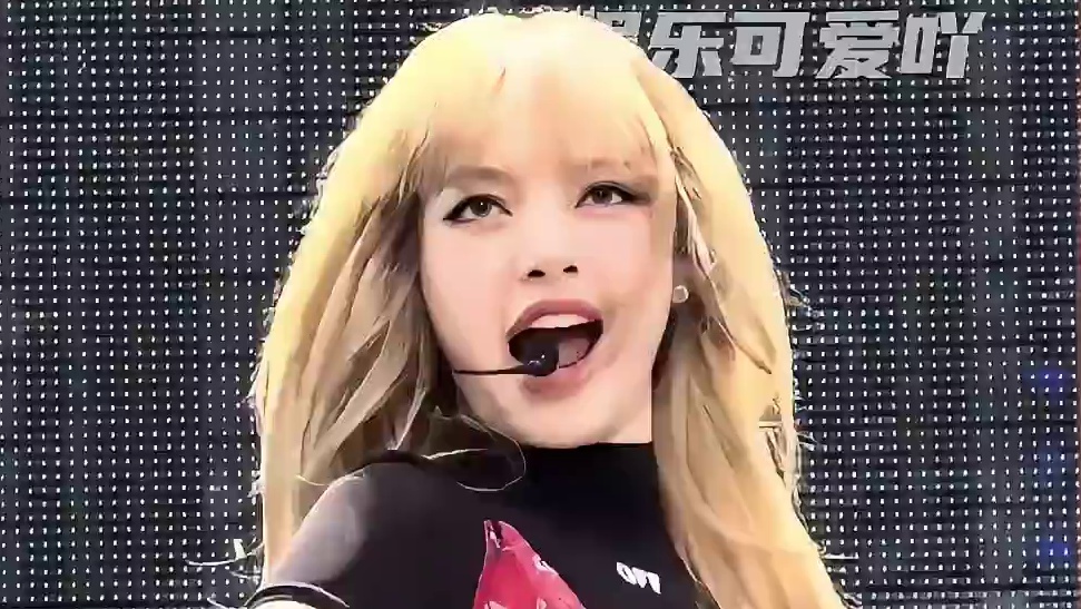 Lisa穿着印有中文的裤子逛街，却闹了笑话！