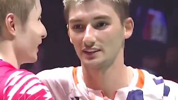 石宇奇惊天逆转晋级八强，期待他能够世锦赛夺冠成功。 #羽毛球