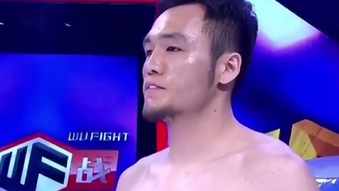 韩国选手来华挑战，结果惨遭中国散打猛将重拳暴揍，血流满面弃赛