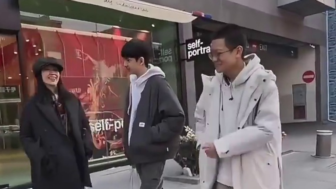 董洁潘粤明儿子首次露面，果然基因是不会说谎的！