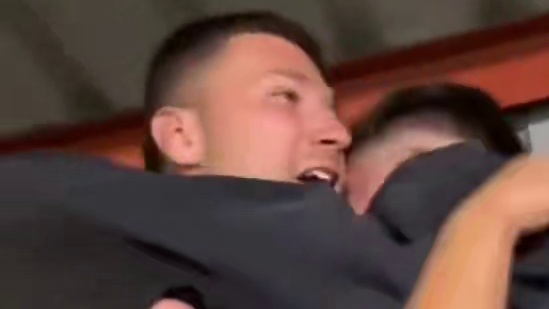 梅老板主罚角球时看台上的球迷全都起立举起手机瞄准