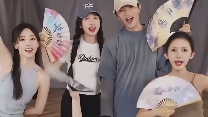 都搂腰了！还在抽卡呢