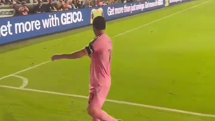 梅老板主罚角球时看台上的球迷全都起立举起手机瞄准#足球