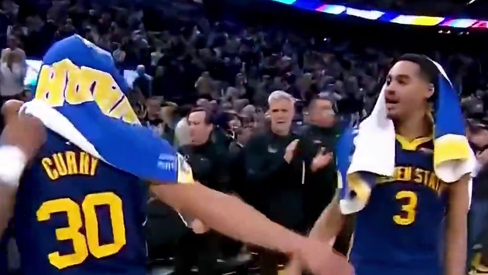 库里和普尔各得30分，勇士逆转雷霆升至西部第五