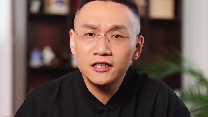 2049 布局：现在上车值 谁能想到？AI 不抢饭碗反造新职业！KK 新书曝未来 25 年：眼镜取代