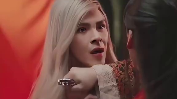 第1集王和王后同时爱上白发美男子