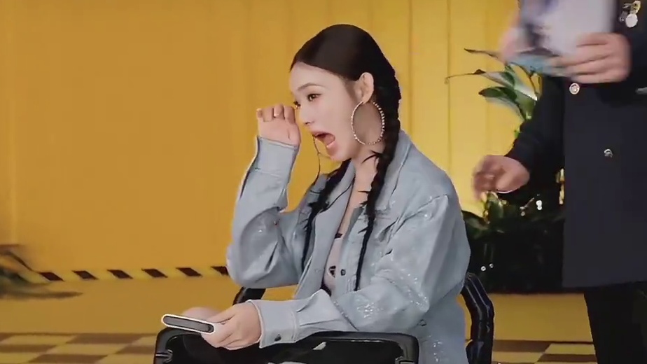 开玩具车被吓出表情包，这还是我认识的林允吗？  一场直播贡献太多笑点和表情包了，这还是我认识的林允吗