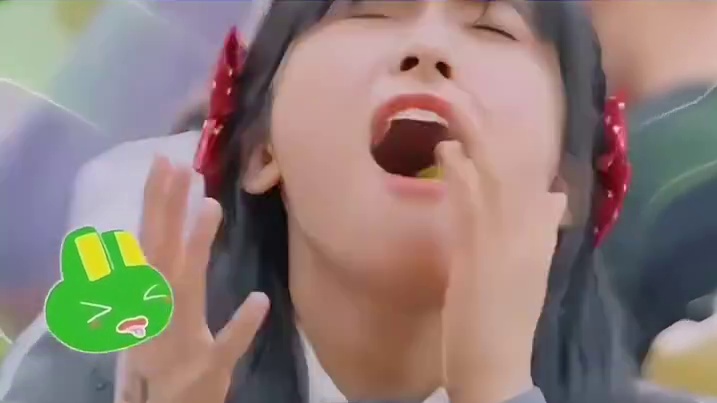 沈月吃绿芒果被酸到