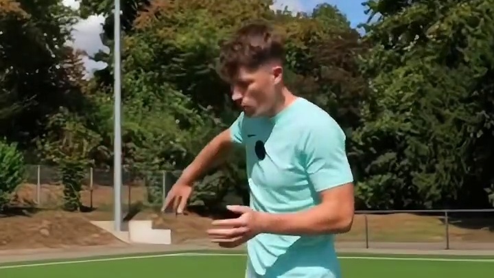 足球小课堂：如何处理朝自家球门过来，身后还有逼抢的.