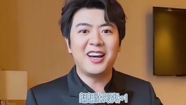 郎朗  演出没有钢琴，只好当起了端茶小弟~