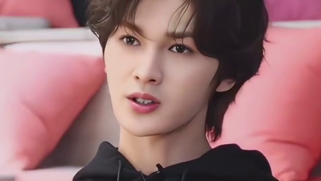 既然选择了做爱豆，就应该有做好爱豆的自觉，就要接受这个身份带来的束缚