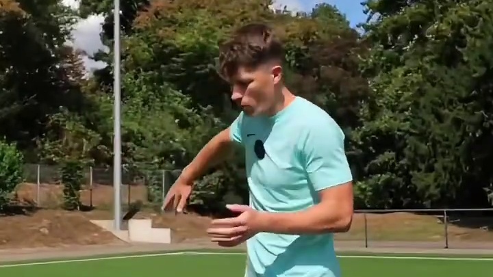 足球小课堂：如何处理朝自家球门过来，身后还有逼抢的#足球