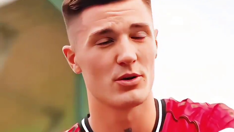 1米95却连英乙后卫都扛不过！红魔锋线迷雾重重