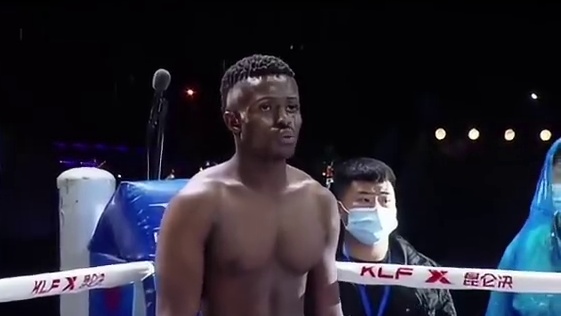 中国名将张扬太厉害，开场被对手重拳击中，生气后连续重拳轰炸KO